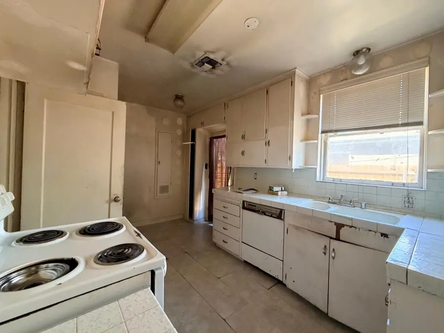 544 W Vassar Avenue, Fresno, CA 93705 - #2