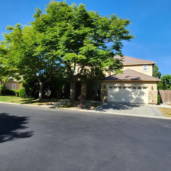 4479 N Emerald Peak Drive, Clovis, CA 93619