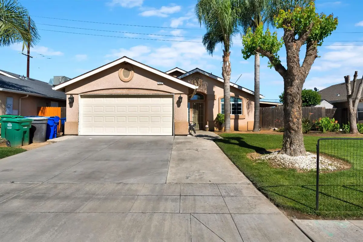 980 Redwood Street, Parlier, CA 93648 - #1