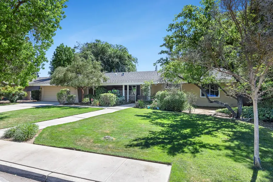 1095 W Roberts Avenue, Fresno, CA 93711 - #2