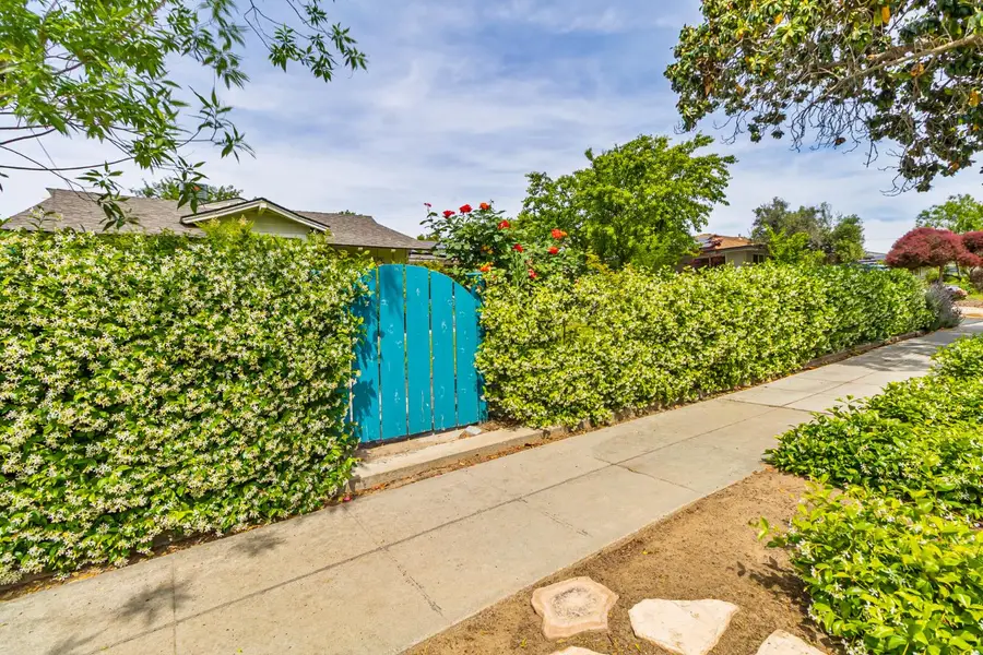 218 W Fountain Way, Fresno, CA 93705 - #2