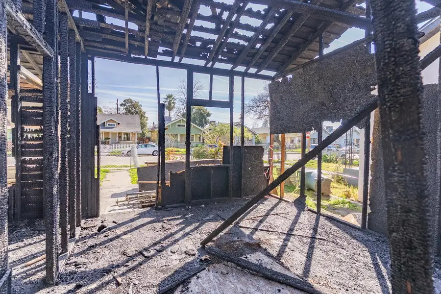 1039 N Roosevelt Avenue, Fresno, CA 93728 - #3