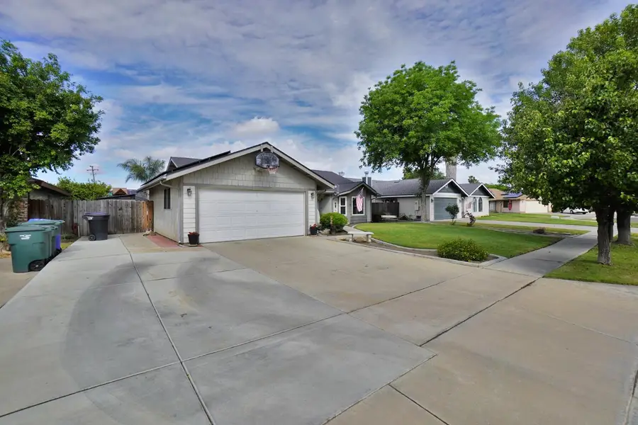 335 Kenwood Drive, Lemoore, CA 93245 - #2