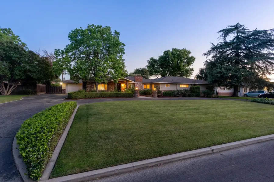 1027 W Rialto Avenue, Fresno, CA 93705 - #2