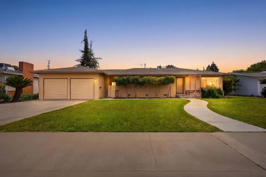 293 W Ponderosa Avenue, Reedley, CA 93654 - #2