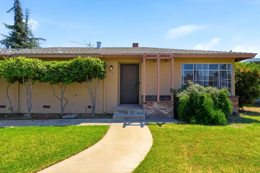 293 W Ponderosa Avenue, Reedley, CA 93654 - #3