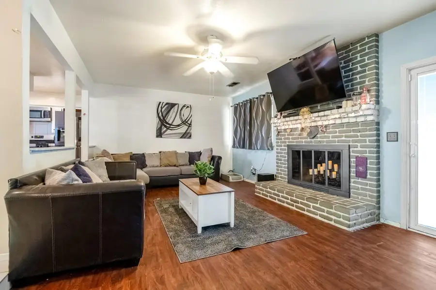 916 E Royal Ann Avenue, Tulare, CA 93274 - #3