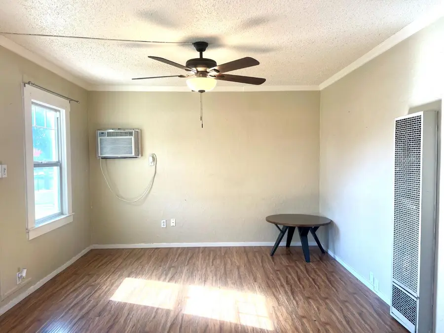 904 Kaweah Street, Hanford, CA 93230 - #3