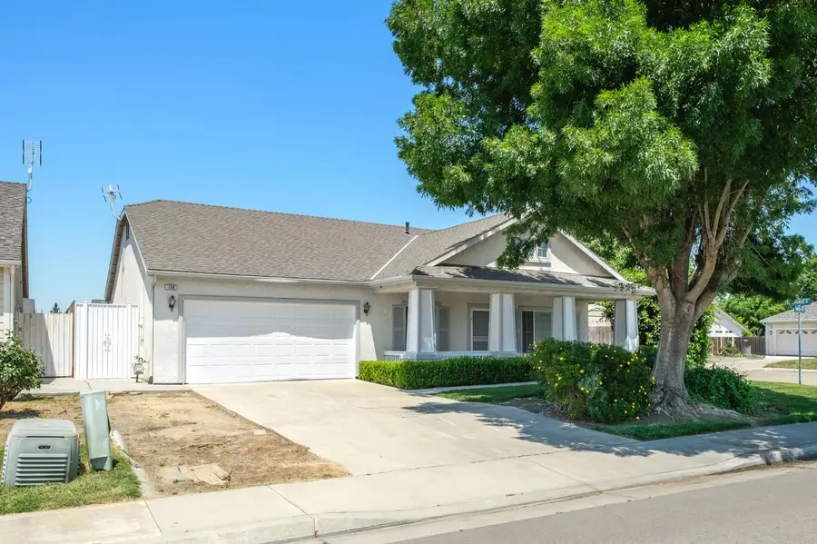 159 W Lindquist Street, Kingsburg, CA 93631 - #2