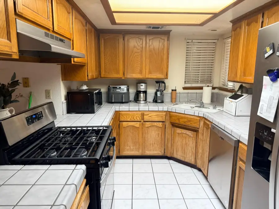 851 N Crenshaw Street, Visalia, CA 93291 - #2
