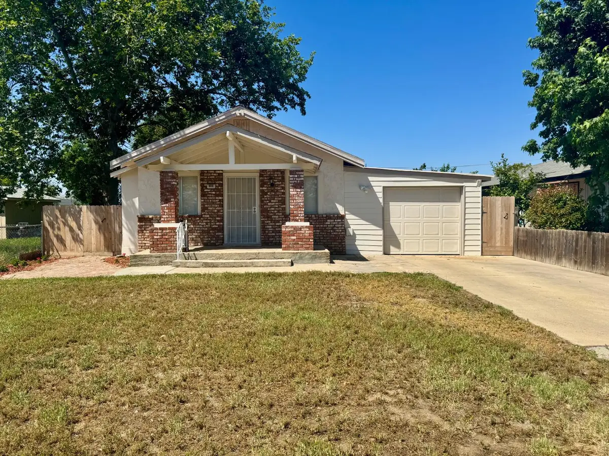 909 E Lincoln Avenue, Madera, CA 93638 - #1