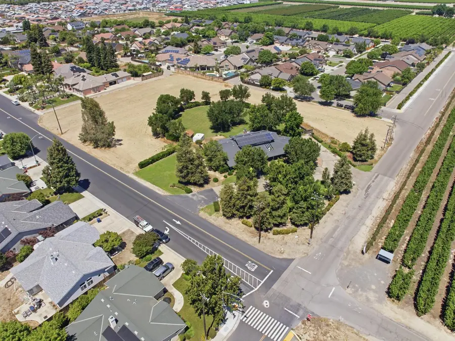 13935 S Madsen Avenue, Kingsburg, CA 93631 - #2