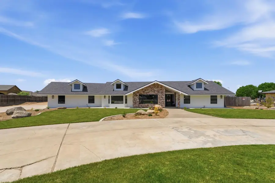 1023 N Euclid Ave, Dinuba, CA 93618 - #2