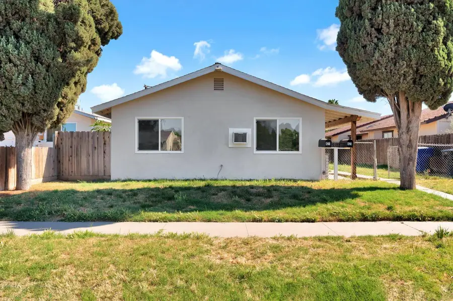 421 E 11th Street, Hanford, CA 93230 - #2