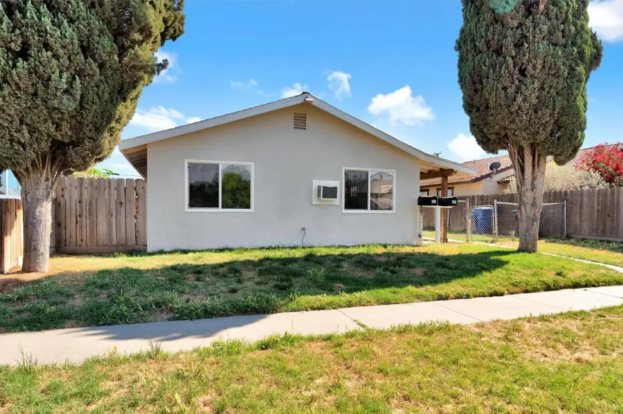 421 E 11th Street, Hanford, CA 93230 - #3