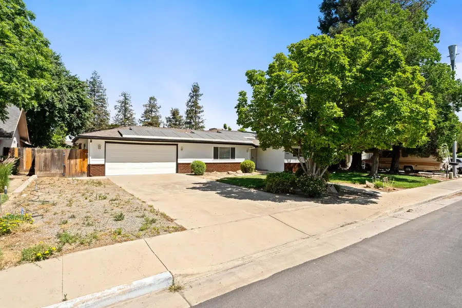 1284 N Riverview Avenue, Reedley, CA 93654 - #2