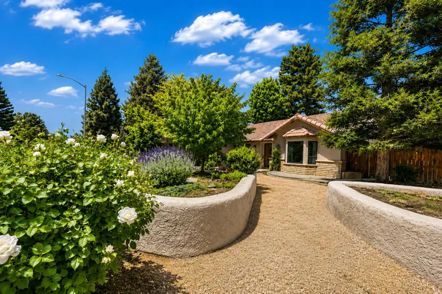 605 W Polson Avenue, Clovis, CA 93612 - #2