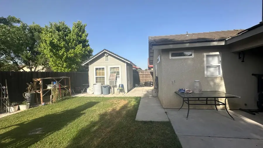 15888 W Stanislaus, Kerman, CA 93630 - #3