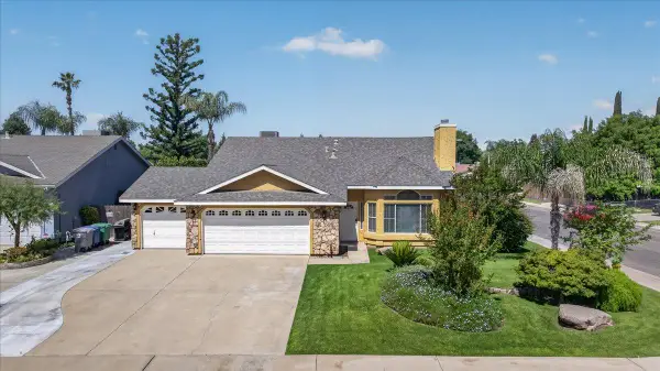 1181 N Matthew Avenue, Farmersville, CA 93223