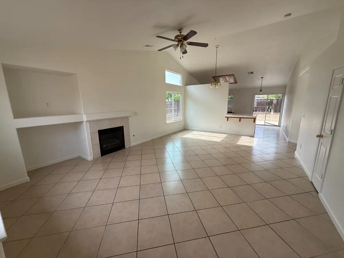 5467 E Byrd Avenue, Fresno, CA 93727 - #1