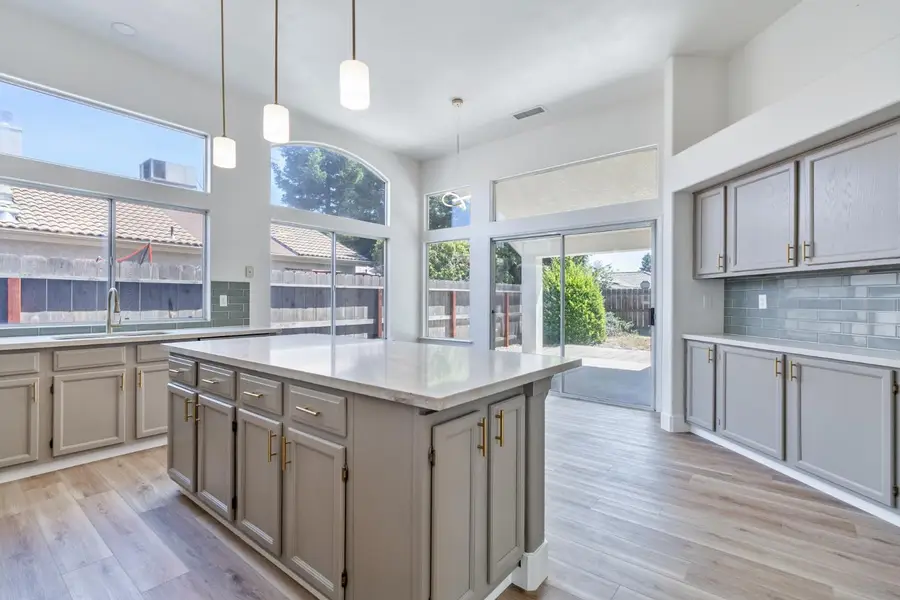 7416 N Carnegie Avenue, Fresno, CA 93722 - #3