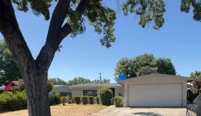 1152 E Drummond Avenue, Fresno, CA 93706 - #1