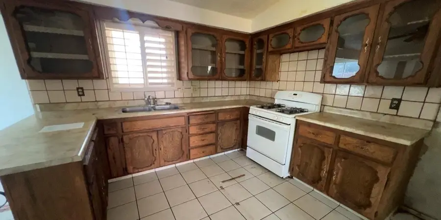 1152 E Drummond Avenue, Fresno, CA 93706 - #3