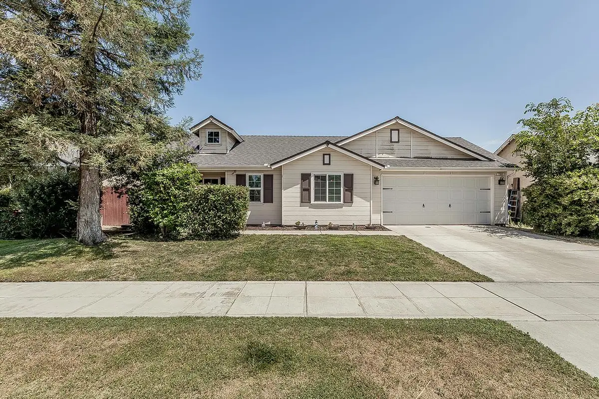 180 E Carpenter Avenue, Reedley, CA 93654 - #1