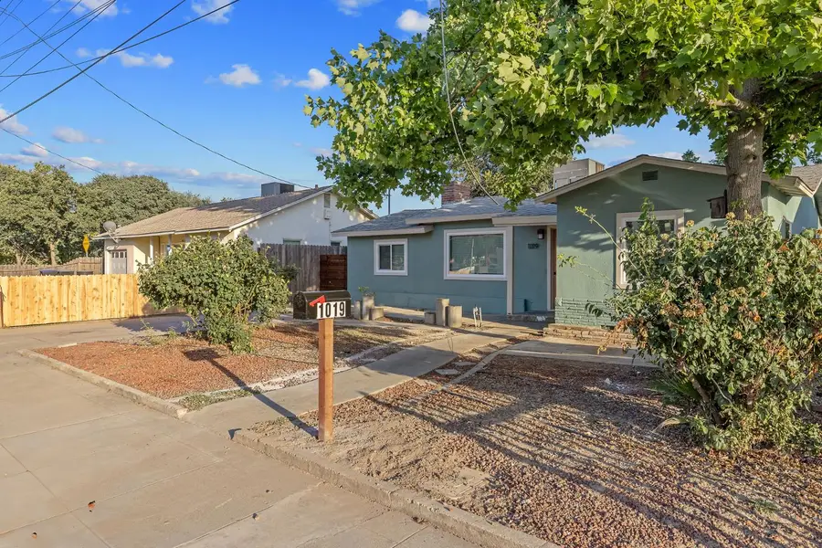 1019 E Laurel Avenue, Visalia, CA 93292 - #3