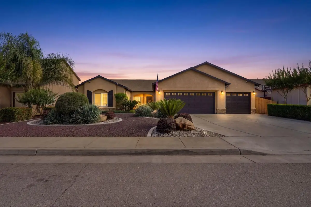 626 W Lake Street, Kingsburg, CA 93631 - #1