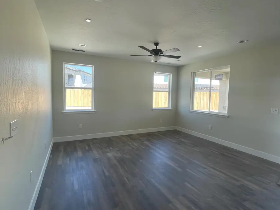 386 South Susan Ave, Kerman, CA 93630 - #3
