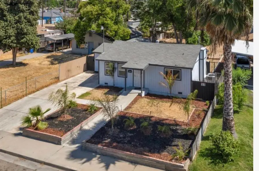 925 W Peralta Way, Fresno, CA 93705 - #2