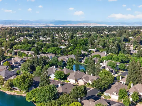 6652 N Seedlescombe Drive, Fresno, CA 93711