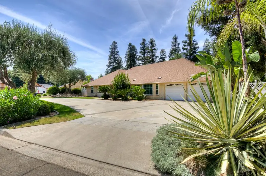 5612 Columbia Drive N, Fresno, CA 93727 - #2