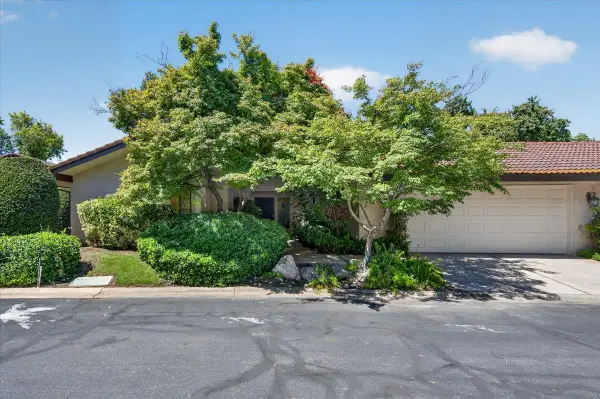 5564 N El Adobe Drive, Fresno, CA 93711