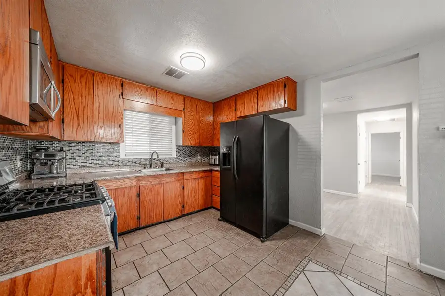 2827 N Barton Avenue, Fresno, CA 93703 - #2
