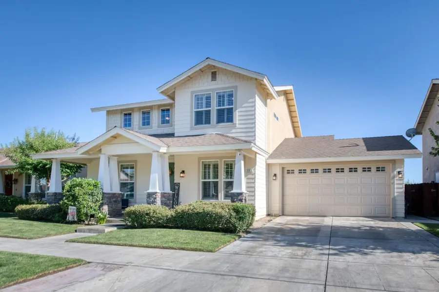 297 W Lilac Avenue, Reedley, CA 93654 - #2