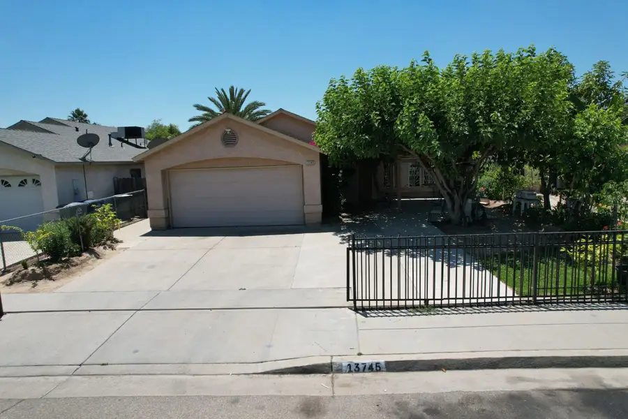 13745 E Bulah Avenue, Parlier, CA 93648 - #2