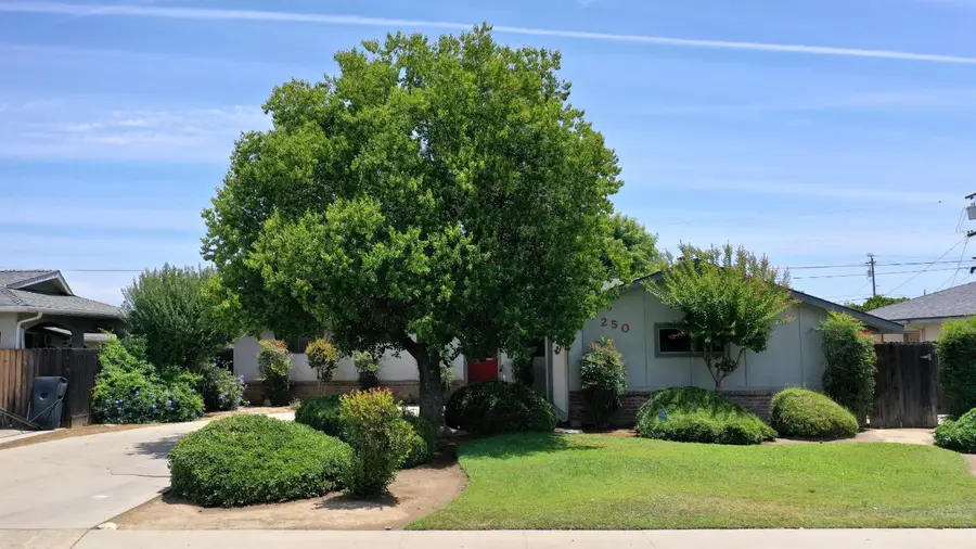 250 S Gloria, Dinuba, CA 93618 - #2