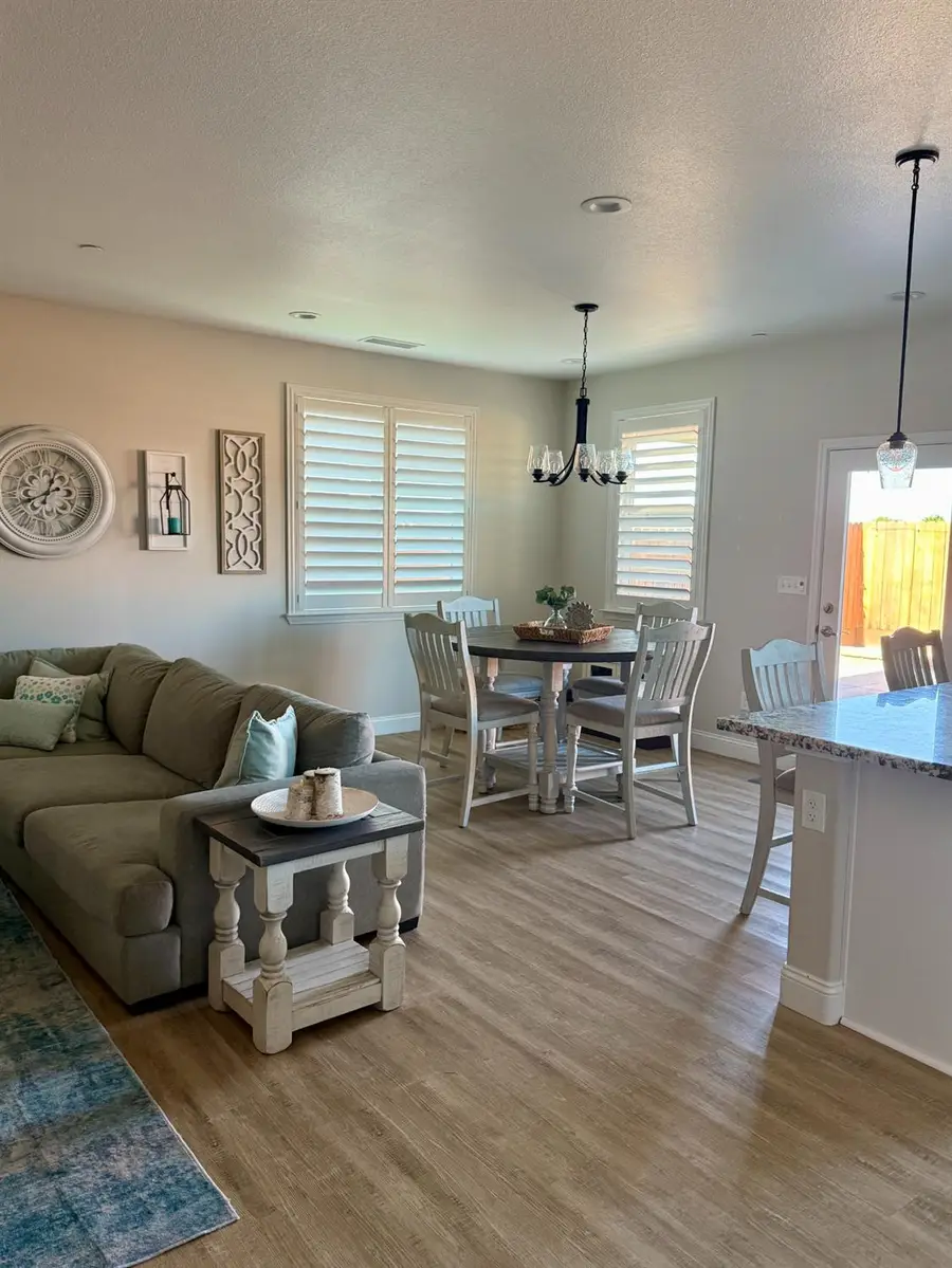 182 N Almond Avenue, Kerman, CA 93630 - #2