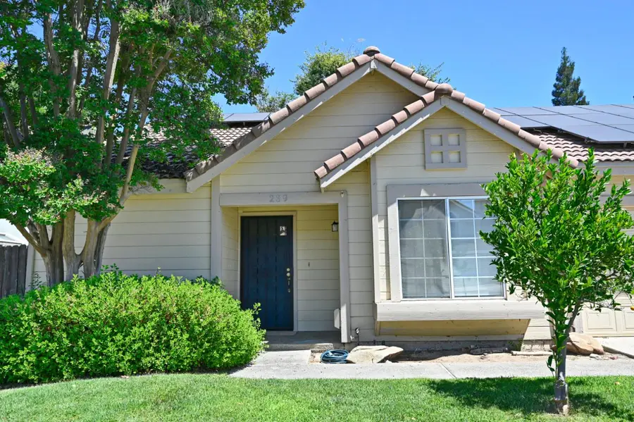 239 W Fallbrook Avenue, Clovis, CA 93611 - #3