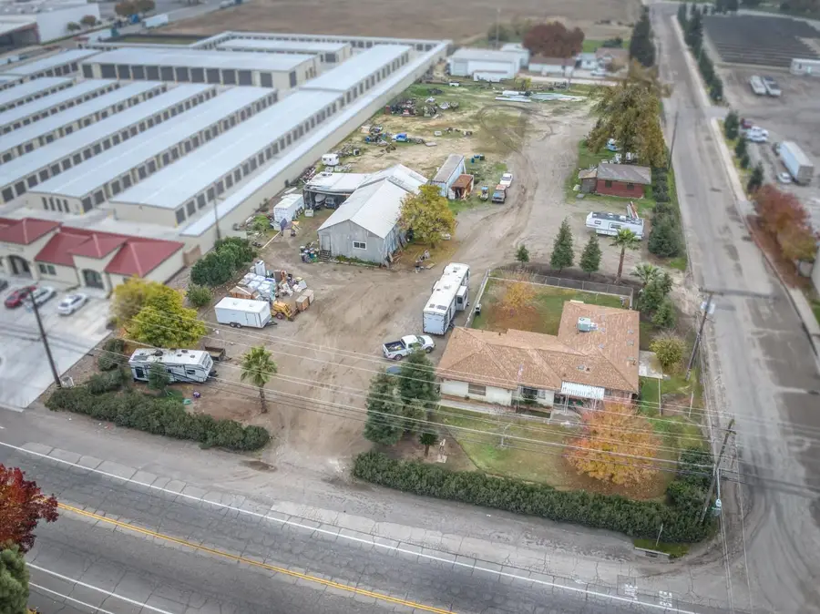 1055 E Dinuba Avenue, Reedley, CA 93654 - #3