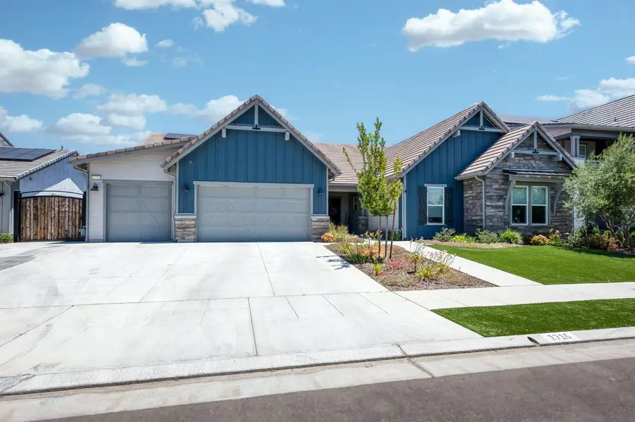 1715 N Renn Avenue, Clovis, CA 93619 - #2