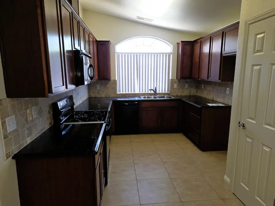 5619 W University Avenue, Fresno, CA 93722 - #2