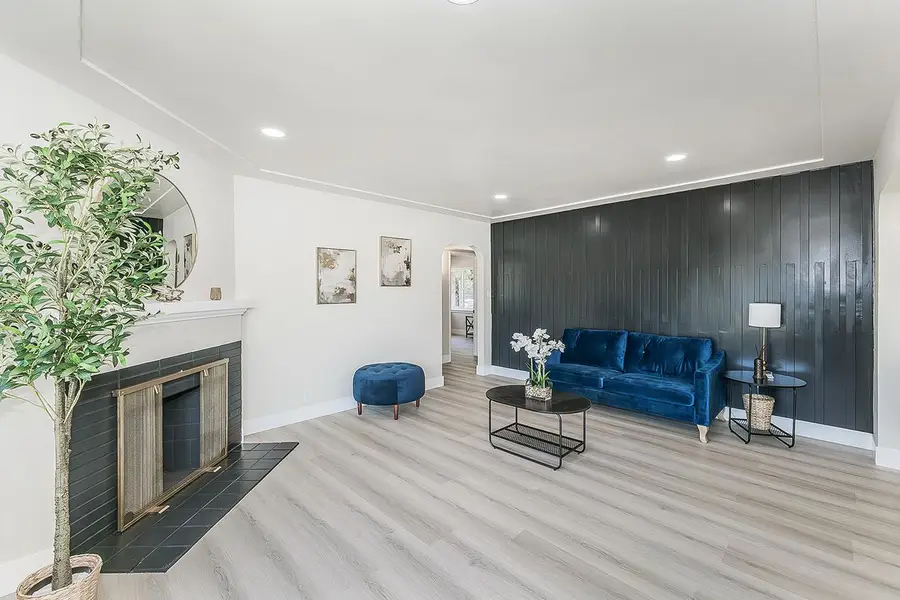 5383 Easterby Drive N, Fresno, CA 93727 - #2