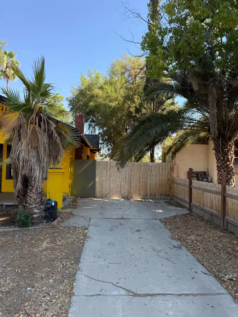 219 E Dennett Avenue, Fresno, CA 93728 - #2