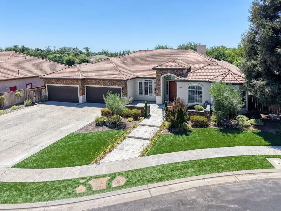 1558 N Oxford Avenue, Clovis, CA 93619 - #2