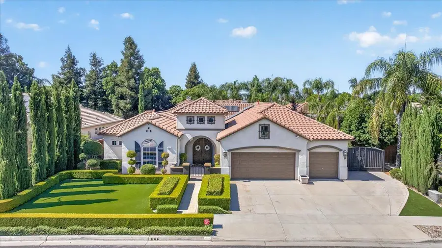 633 W Richmond Avenue, Clovis, CA 93619 - #2