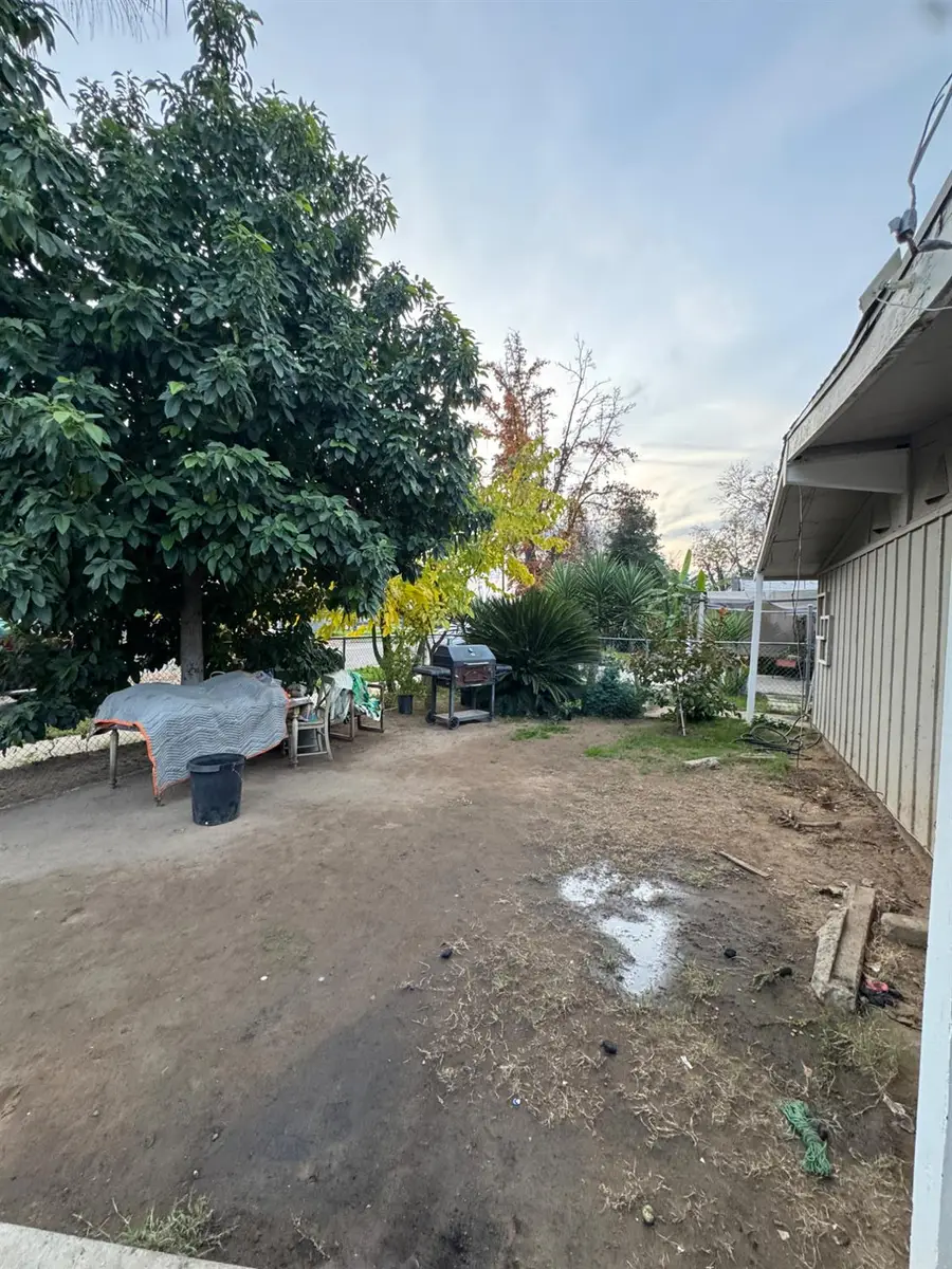 1123 E Garrett Avenue, Fresno, CA 93706 - #2