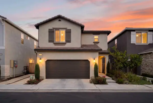 1426 E Via Dorata Way, Fresno, CA 93730